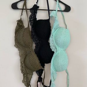 4 Xhilaration bras. 34B.
